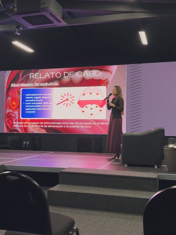 Dra. Rafaella apresentando relato de caso em congresso