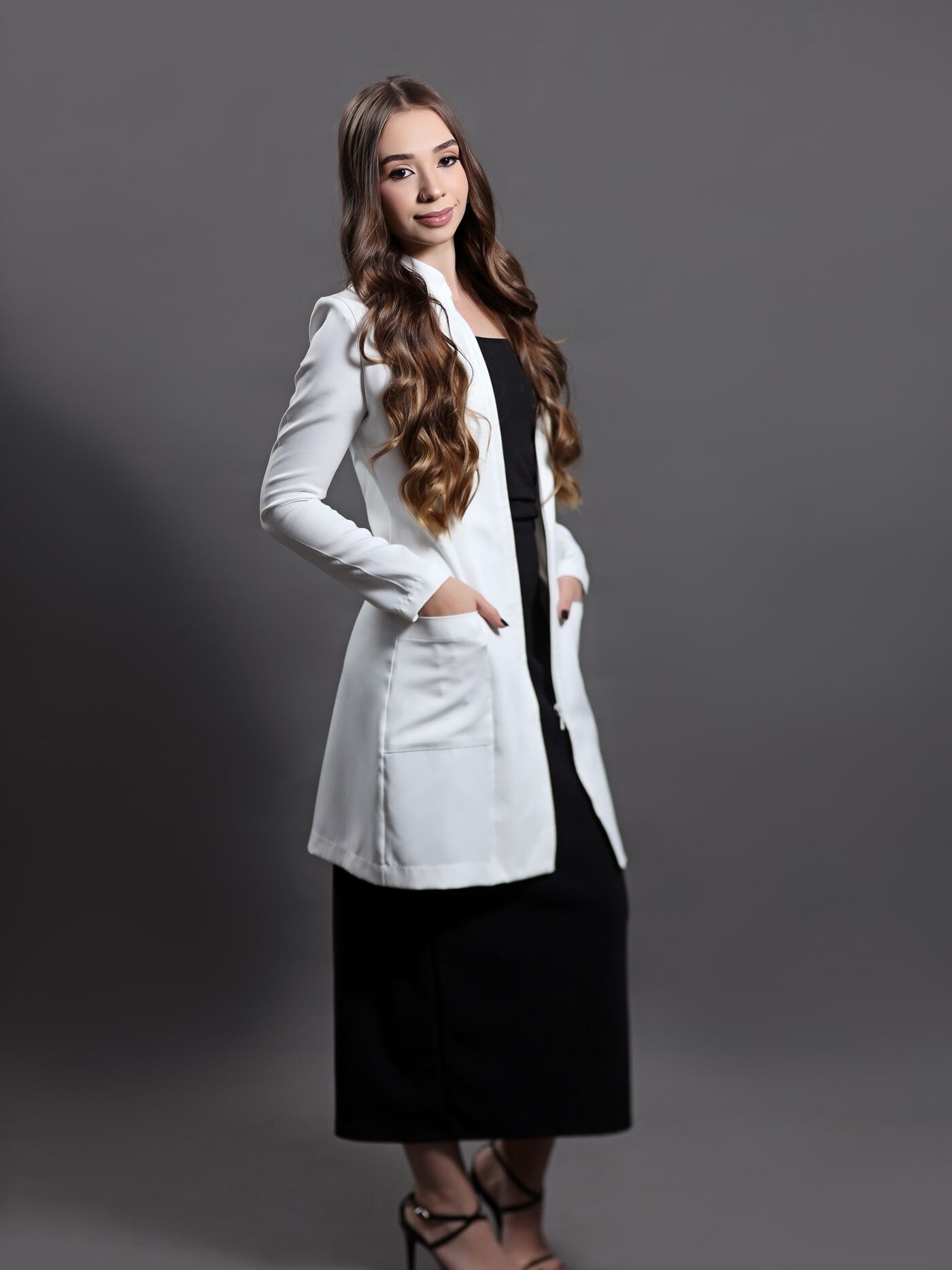 Dra. Rafaella Godoy de jaleco branco