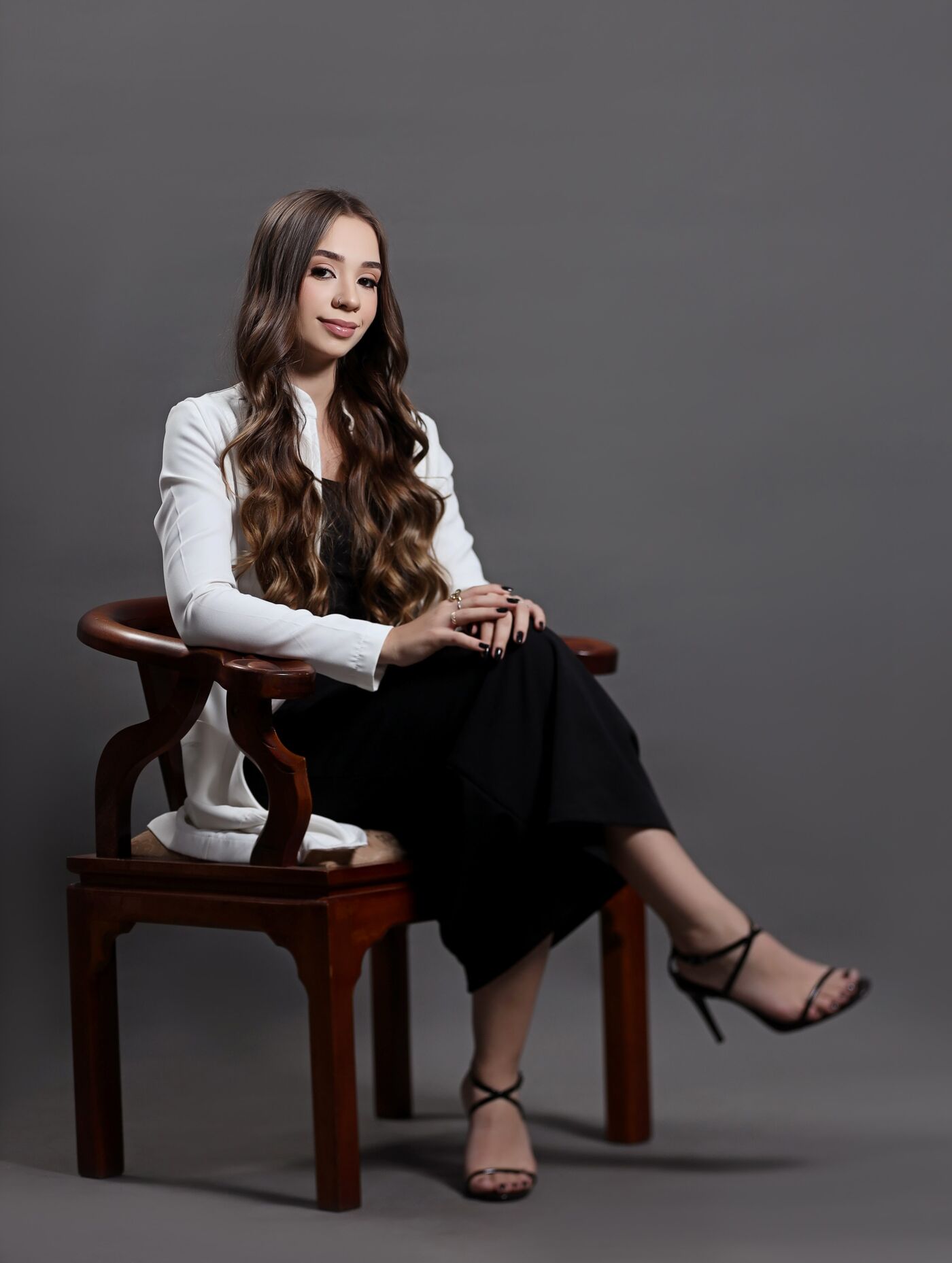 Dra. Rafaella Godoy sentada, retrato profissional